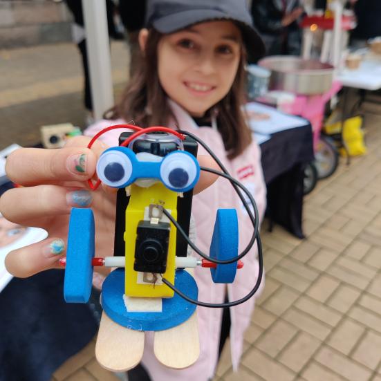 Pige med hjemmelavet robot