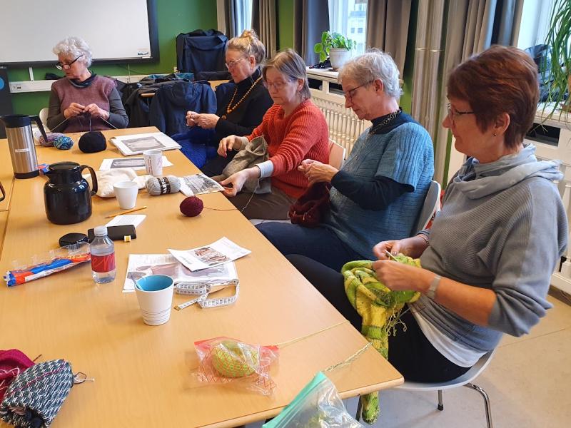 Billede af strikkecaféen hvor der bliver strikket, snakket og hygget sammen. 