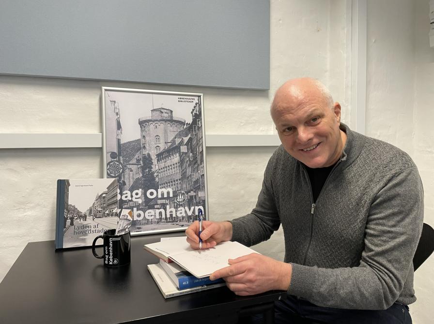 Jakob Parby skriver hilsener til københavnerlæserne i sine bøger.